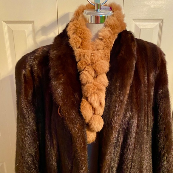 Rabbit pompom fur scarf - Picture 7 of 7